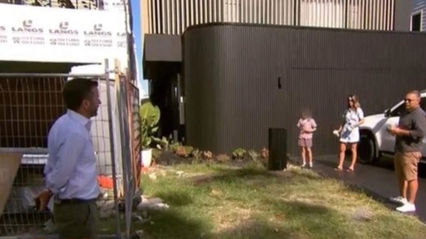 Две семьи построили дома в 40 сантиметрах друг от друга Две семьи построили дома в 40 сантиметрах друг от друга