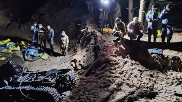 Этот тягач пролежал в реке в Гродненской области более 80 лет. Его вытянули наружу Этот тягач пролежал в реке в Гродненской области более 80 лет. Его вытянули наружу