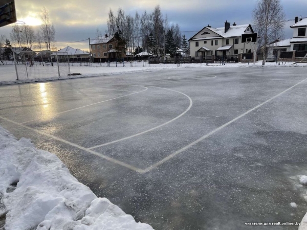 «Смотрели как на чудака, а потом присоединились». Жители Колодищей сами сделали лыжную горку и каток «Смотрели как на чудака, а потом присоединились». Жители Колодищей сами сделали лыжную горку и каток