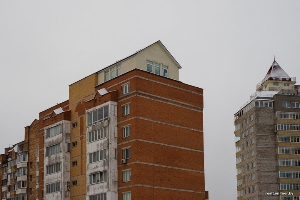 «Хотели снести, но все еще стоит». Как поживает коттедж на крыше минской многоэтажки «Хотели снести, но все еще стоит». Как поживает коттедж на крыше минской многоэтажки