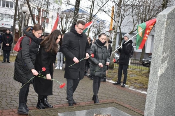 У мемориального знака узникам Брестского гетто прошел митинг-реквием, посвященный памяти жертв Холокоста У мемориального знака узникам Брестского гетто прошел митинг-реквием, посвященный памяти жертв Холокоста