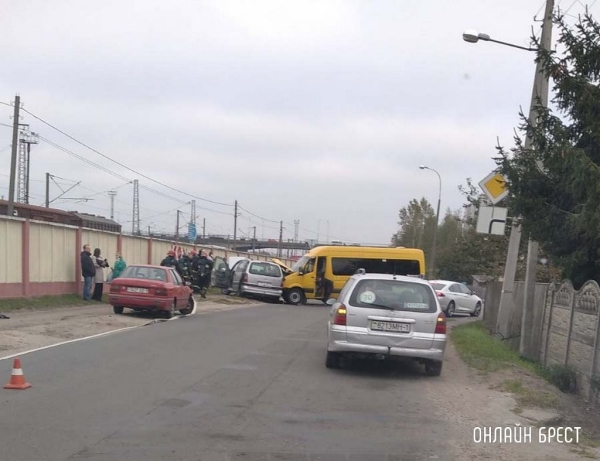 Маршрутка и легковушка с пятью малолетними детьми столкнулись в Бресте Маршрутка и легковушка с пятью малолетними детьми столкнулись в Бресте