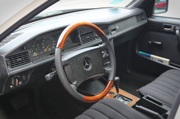 По прозвищу Baby-Benz. Показываем идеально сохранившийся Mercedes W201