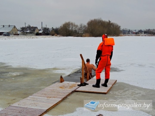 Крещенские купания прошли в Микашевичах (Брестская область) Крещенские купания прошли в Микашевичах (Брестская область)