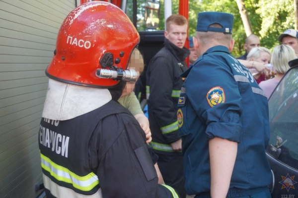 В Могилеве в салоне машины оказались заблокированы близняшки В Могилеве в салоне машины оказались заблокированы близняшки