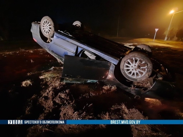 В Березовском районе перевернулась машина В Березовском районе перевернулась машина