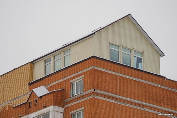 «Хотели снести, но все еще стоит». Как поживает коттедж на крыше минской многоэтажки «Хотели снести, но все еще стоит». Как поживает коттедж на крыше минской многоэтажки