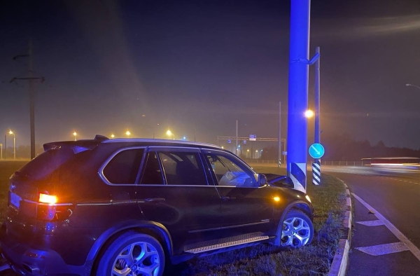 В Бресте пьяный водитель BMW совершил наезд на металлическую опору В Бресте пьяный водитель BMW совершил наезд на металлическую опору