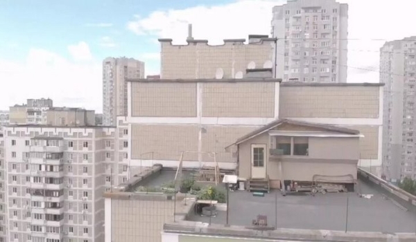 «Хотели снести, но все еще стоит». Как поживает коттедж на крыше минской многоэтажки «Хотели снести, но все еще стоит». Как поживает коттедж на крыше минской многоэтажки