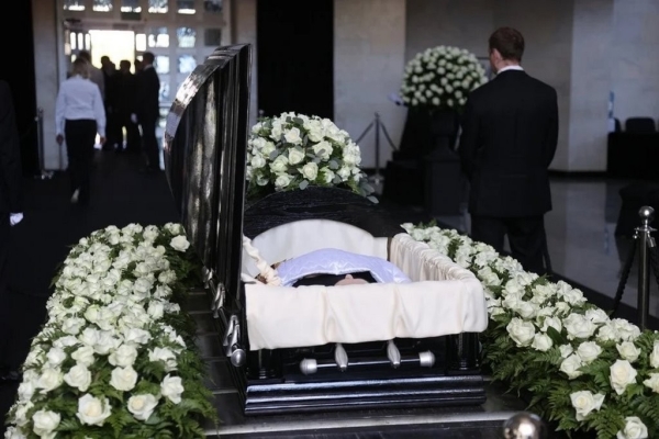 В Москве прощаются с Юрием Шатуновым, фанат прислал грузовик с розами