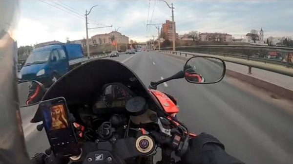 Парень разогнался 179 км/ч на мотоцикле в Гродно и пожаловался, что его не видят автомобилисты Парень разогнался 179 км/ч на мотоцикле в Гродно и пожаловался, что его не видят автомобилисты