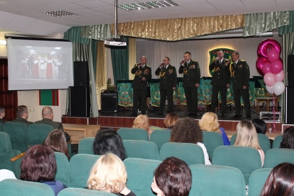 Пинские пограничники поздравили женщин с 8 Марта Пинские пограничники поздравили женщин с 8 Марта