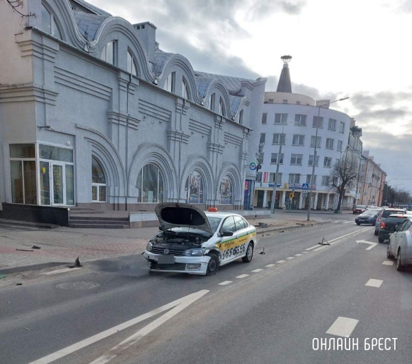 Очевидец: На Орджоникидзе в Бресте произошло ДТП с участием такси
             
                Очевидец: На Орджоникидзе в Бресте произошло ДТП с участием такси