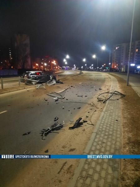 В Бресте нетрезвый водитель повредил 50 метров заборного ограждения В Бресте нетрезвый водитель повредил 50 метров заборного ограждения