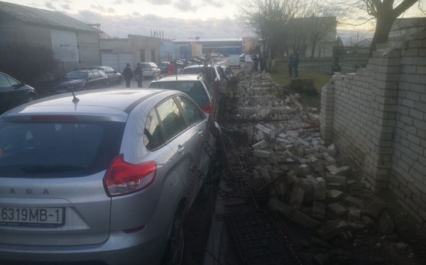 Вернут ли деньги владельцам машин, поврежденных при падении кирпичного забора в Барановичах Вернут ли деньги владельцам машин, поврежденных при падении кирпичного забора в Барановичах