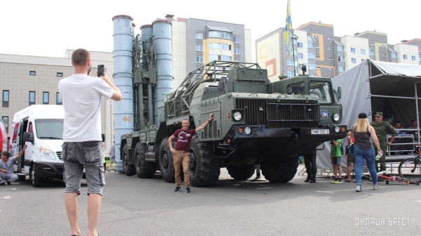 Читатель: Сегодня в Бресте на Махновича была выставка военной техники
Читатель: Сегодня в Бресте на Махновича была выставка военной техники