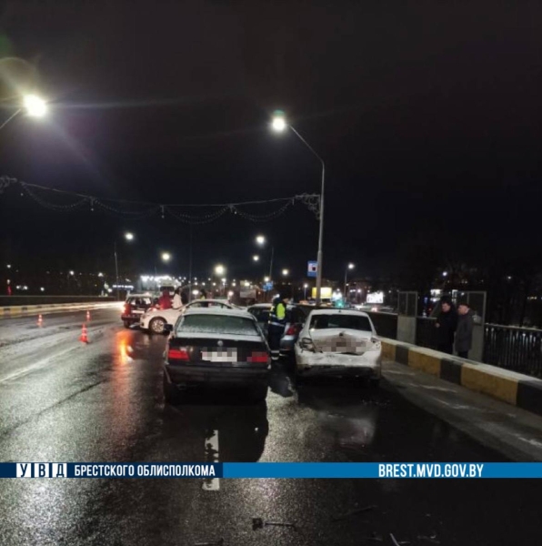 Собралось 9 автомобилей. Подробности вечерних ДТП в Бресте на путепроводе Собралось 9 автомобилей. Подробности вечерних ДТП в Бресте на путепроводе