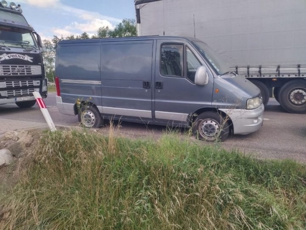 На польско-белорусской границе «держателям очередей» пробили колеса На польско-белорусской границе «держателям очередей» пробили колеса