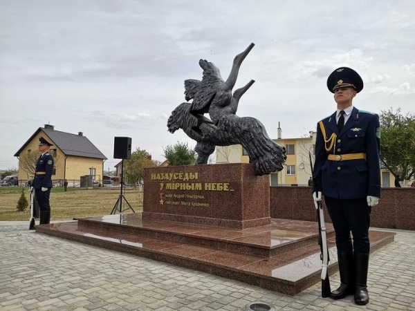 В Барановичах открыли памятник летчикам-героям Ничипорчику и Куконенко В Барановичах открыли памятник летчикам-героям Ничипорчику и Куконенко