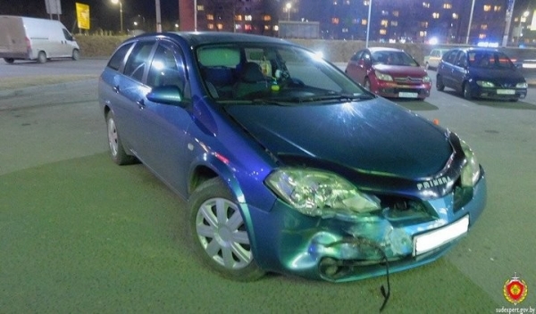 В Витебской области BMW вылетел на тротуар и сбил женщину с детьми. Дело возбудили в отношении водителя Nissan