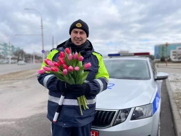 В Бресте инспекторы ГАИ останавливали автомобили с женщинами за рулем, чтобы подарить милым дамам тюльпаны В Бресте инспекторы ГАИ останавливали автомобили с женщинами за рулем, чтобы подарить милым дамам тюльпаны