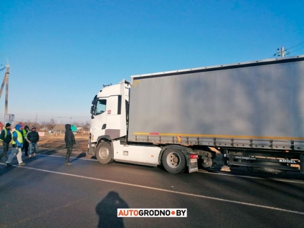 Дальнобойщики вышли на дорогу и останавливают фуры у ПП «Берестовица». Что происходит? Дальнобойщики вышли на дорогу и останавливают фуры у ПП «Берестовица». Что происходит?