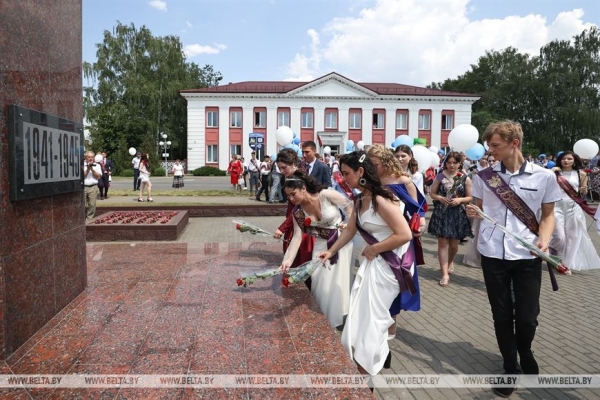 Праздник выпускников прошел в городе-спутнике Бреста Праздник выпускников прошел в городе-спутнике Бреста