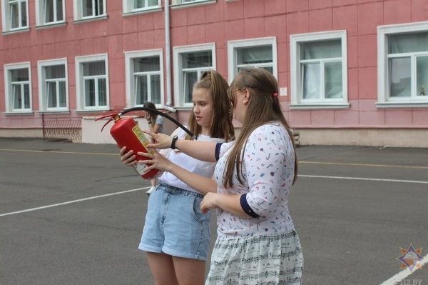 В Бресте детям продемонстрировали работу огнетушителя В Бресте детям продемонстрировали работу огнетушителя