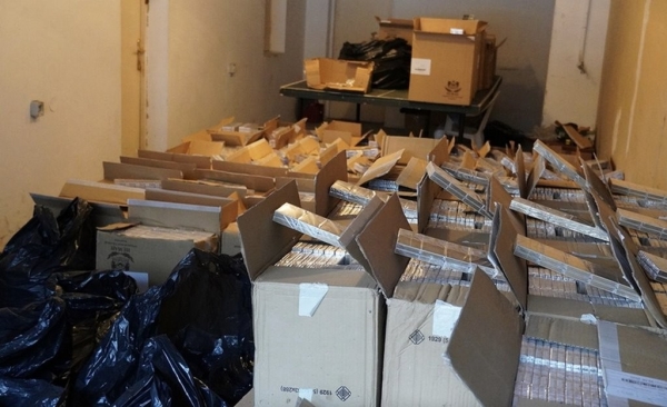 Выгружали сигареты экскаватором. В Литве задержали белорусов, которые перевозили контрабанду на 290 тысяч евро Выгружали сигареты экскаватором. В Литве задержали белорусов, которые перевозили контрабанду на 290 тысяч евро