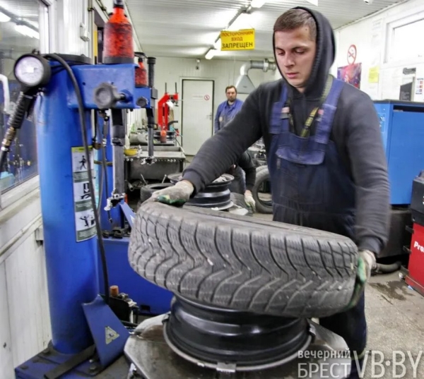 Брестские водители потихоньку «переобувают» своих «железных коней». Фотофакт Брестские водители потихоньку «переобувают» своих «железных коней». Фотофакт