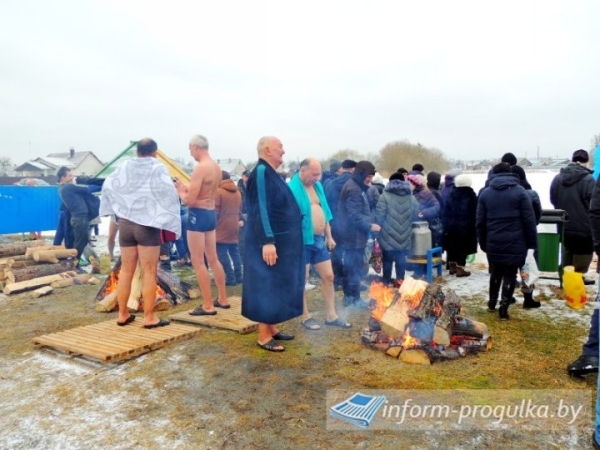 Крещенские купания прошли в Микашевичах (Брестская область) Крещенские купания прошли в Микашевичах (Брестская область)