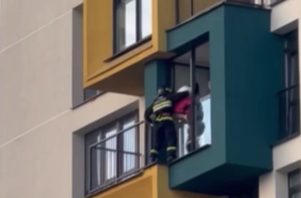 Жесть! Девушка спала на внешнем подоконнике на 24 этаже в Минск Мире Жесть! Девушка спала на внешнем подоконнике на 24 этаже в Минск Мире