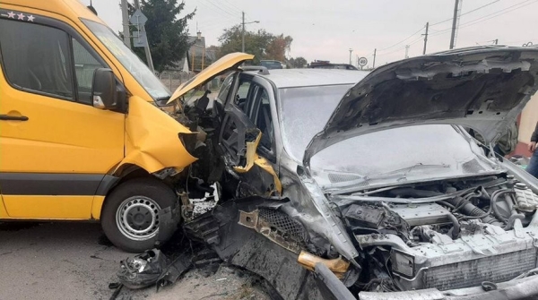 Маршрутка и легковушка с пятью малолетними детьми столкнулись в Бресте Маршрутка и легковушка с пятью малолетними детьми столкнулись в Бресте