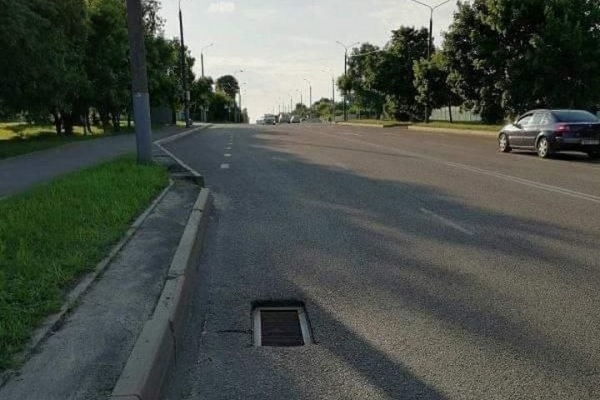 Жесткое падение электроскутера и ехавшего на нем мужчины попало на видео. А все из-за чего? Жесткое падение электроскутера и ехавшего на нем мужчины попало на видео. А все из-за чего?