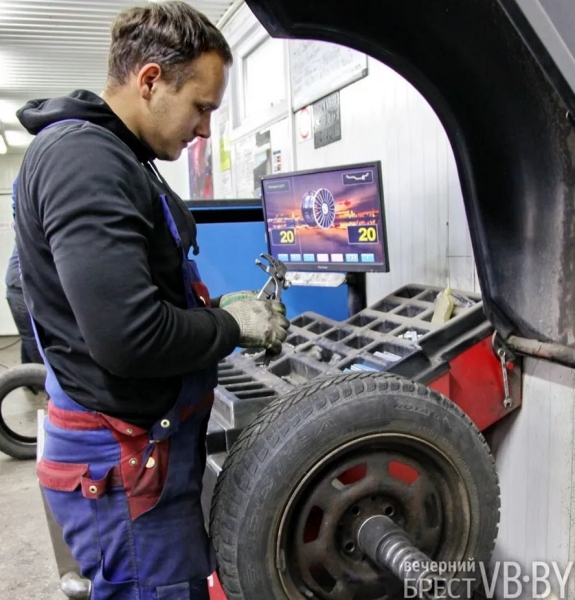 Брестские водители потихоньку «переобувают» своих «железных коней». Фотофакт Брестские водители потихоньку «переобувают» своих «железных коней». Фотофакт