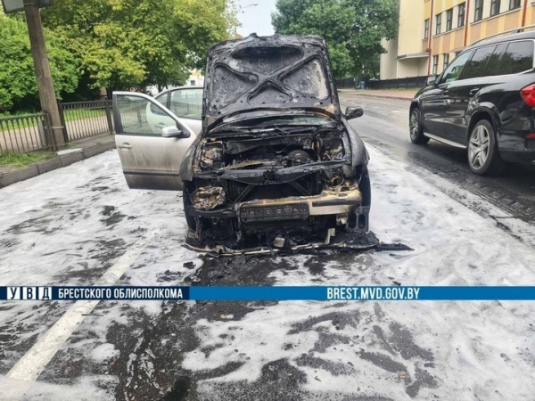В Бресте на Пушкинской загорелся автомобиль. Видео В Бресте на Пушкинской загорелся автомобиль. Видео