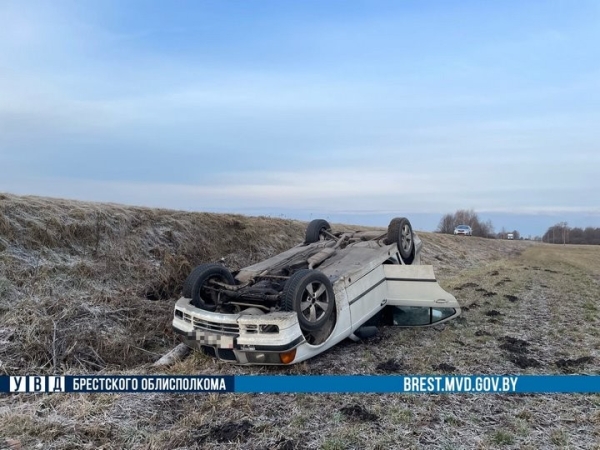 Пинчанка на BMW «вылетела» в кювет и приземлилась на крышу Пинчанка на BMW «вылетела» в кювет и приземлилась на крышу