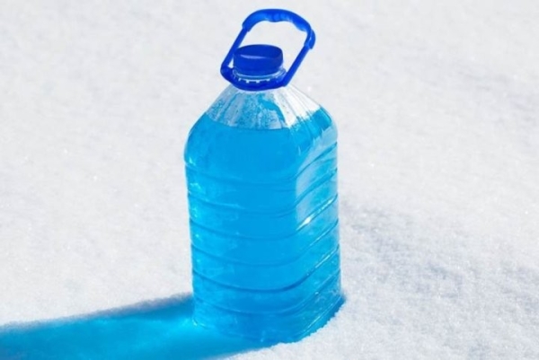 В Беларуси запретили продажу жидких противогололедных реагентов под видом незамерзаек В Беларуси запретили продажу жидких противогололедных реагентов под видом незамерзаек