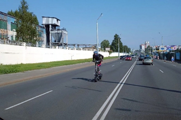 Белорус ездит на самокате по дорогам: «Если останавливает ГАИ — плачу штраф»