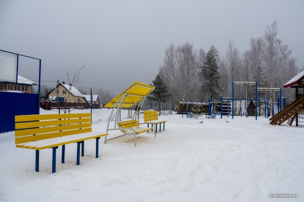 «Смотрели как на чудака, а потом присоединились». Жители Колодищей сами сделали лыжную горку и каток «Смотрели как на чудака, а потом присоединились». Жители Колодищей сами сделали лыжную горку и каток