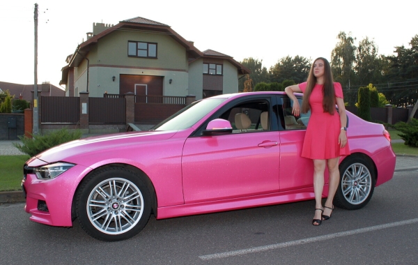 «Желающих купить эту машину предостаточно!» Девушка на розовом BMW F30 рассекает по улицам Бреста. Кто она такая? «Желающих купить эту машину предостаточно!» Девушка на розовом BMW F30 рассекает по улицам Бреста. Кто она такая?