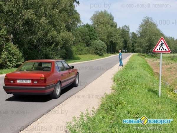 Имеет ли преимущество пешеход в показанной ситуации вне населенного пункта?
             
                Имеет ли преимущество пешеход в показанной ситуации вне населенного пункта?