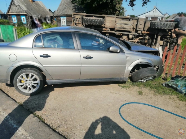 ДТП в Столинском районе: работники МЧС спасли водителя легкового автомобиля ДТП в Столинском районе: работники МЧС спасли водителя легкового автомобиля