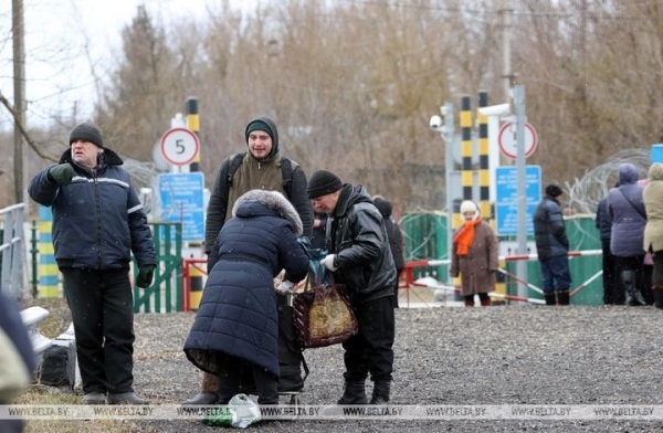 Жители приграничных деревень Беларуси доставляют продукты своим родным в Украину Жители приграничных деревень Беларуси доставляют продукты своим родным в Украину