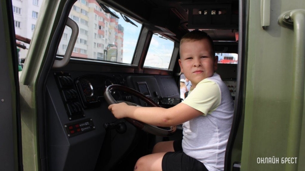 Читатель: Сегодня в Бресте на Махновича была выставка военной техники
Читатель: Сегодня в Бресте на Махновича была выставка военной техники