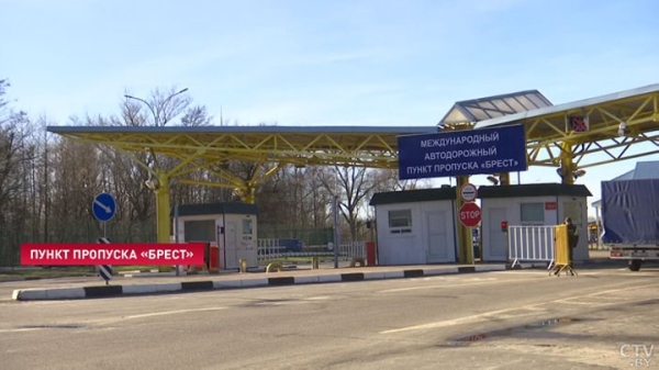 «Мы простые люди. Стоим и стоим» В Бресте возросла очередь на выезд в Польшу «Мы простые люди. Стоим и стоим» В Бресте возросла очередь на выезд в Польшу