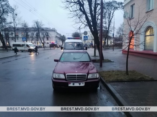 В Бресте водитель автомобиля «Мерседес» сбил человека