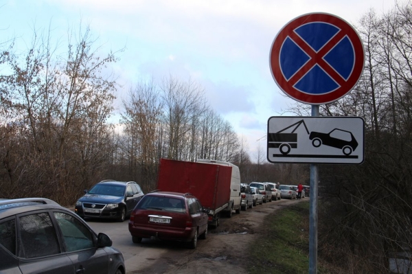 На границе в Бресте взялись за вклинивающихся «ждунов» и установили знак. Поможет?