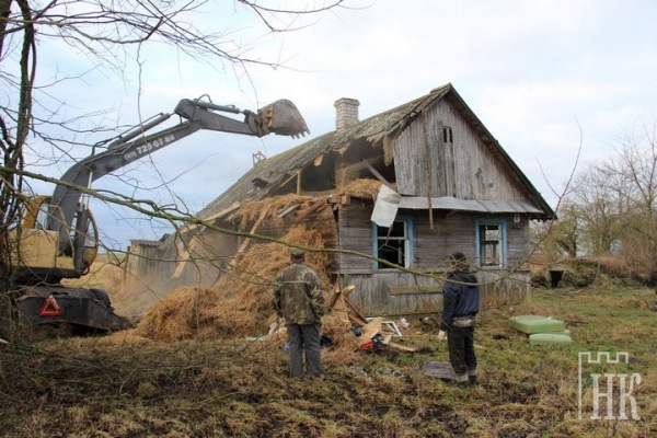 Как идет снос пустующих домов в деревнях Каменецкого района Как идет снос пустующих домов в деревнях Каменецкого района
